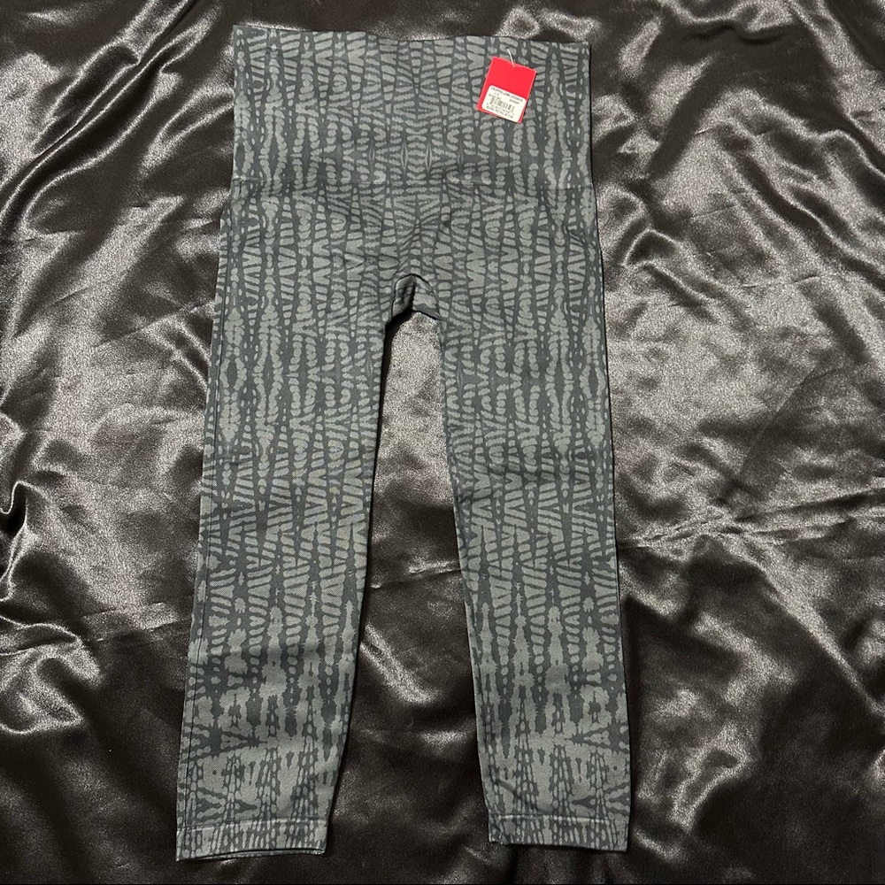NWT Spanx LAMN Cropped Geometric Black Legging
